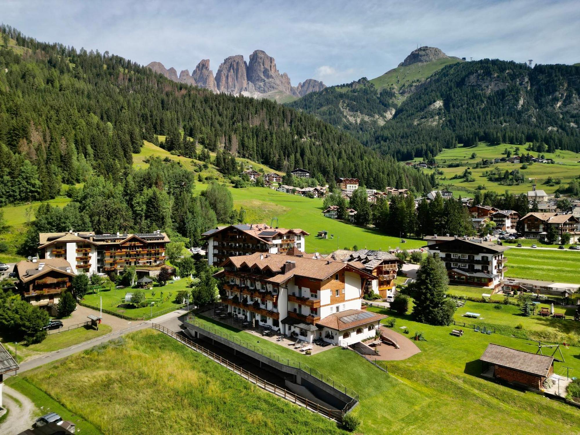 Alpenhotel Panorama กัมปีเตลโลดีฟัสซา ภายนอก รูปภาพ